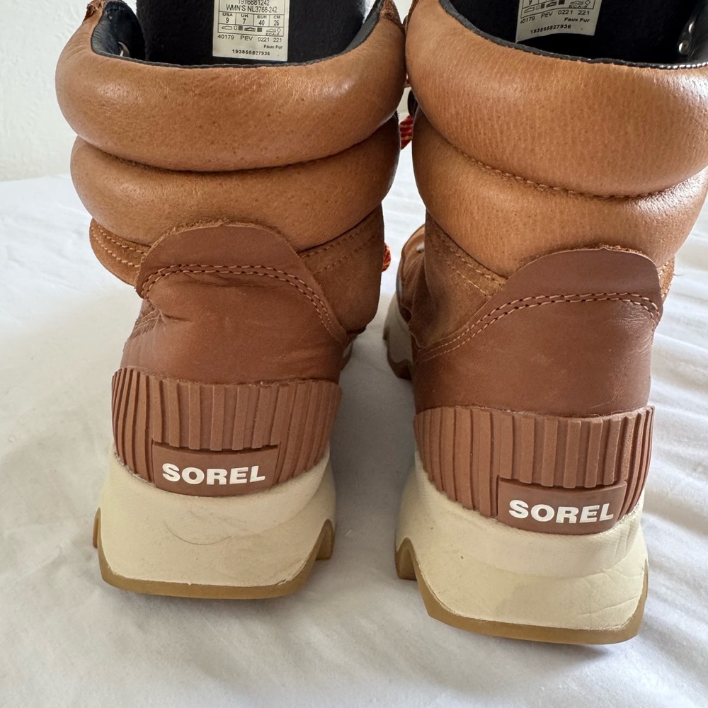 Sorel Tan Boots with Red Laces - Picture 5 of 8